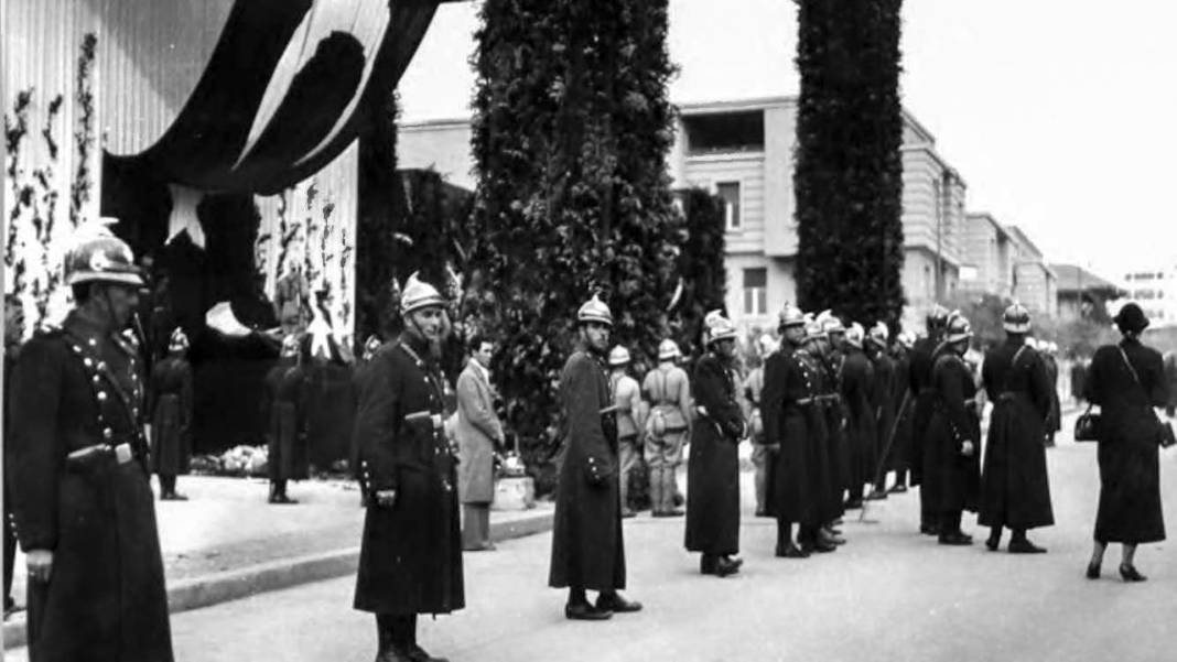 Arşivden çıkan kareler duygulandırdı: Atatürk’ün son yolculuğu adım adım görüntülendi 13